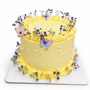 Pastel Amarillo Encantado con Flores y Mariposas